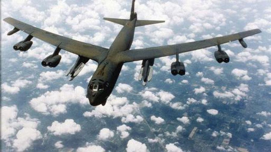 A photo dated 01 September 1997 shows a US B-52G/H Stratofortress bomber. US Air Forces B-52 bomber were ordered 19 February to prepare to deploy to Britain for possible air strikes against the Federal Republic of Yugoslavia, a Pentagon official said. Six of the long-range bombers were ordered to deploy to Fairford, England, within the next 48 to 72 hours, the official said. (Photo by US AIR FORCE / AFP)