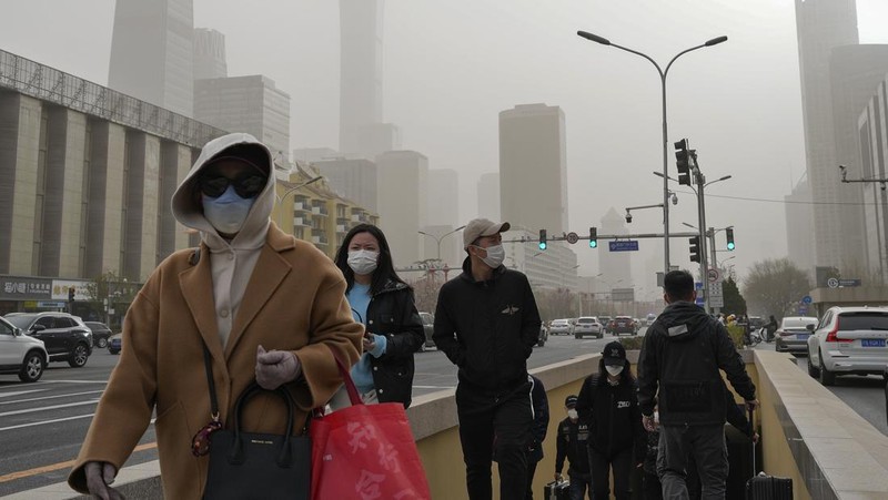 Badai pasir menyelimuti Beijing dan beberapa provinsi di China Utara. (AP/Ng Han Guan)