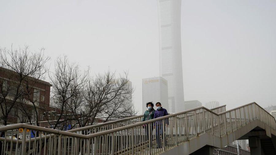 Badai pasir menyelimuti Beijing dan beberapa provinsi di China Utara. (AP/Ng Han Guan)