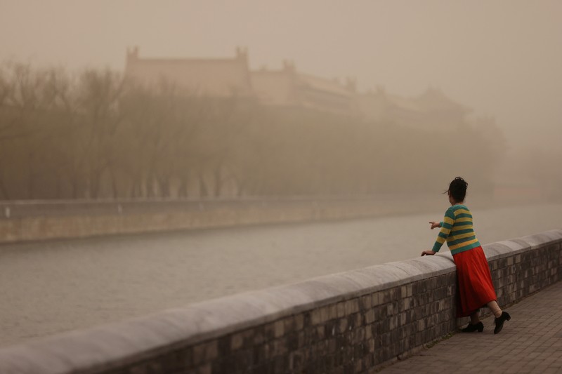 Badai pasir menyelimuti Beijing dan beberapa provinsi di China Utara. (AP/Ng Han Guan) Badai pasir menyelimuti Beijing dan beberapa provinsi di China Utara. (AP/Ng Han Guan)