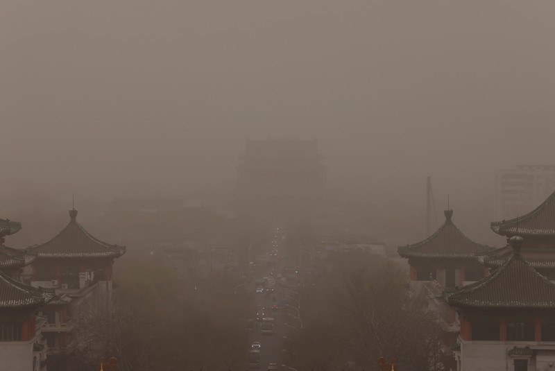 Badai pasir menyelimuti Beijing dan beberapa provinsi di China Utara. (AP/Ng Han Guan) Badai pasir menyelimuti Beijing dan beberapa provinsi di China Utara. (AP/Ng Han Guan)