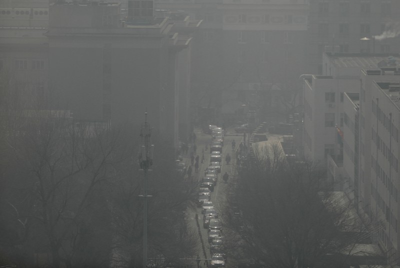 Badai pasir menyelimuti Beijing dan beberapa provinsi di China Utara. (AP/Ng Han Guan) Badai pasir menyelimuti Beijing dan beberapa provinsi di China Utara. (AP/Ng Han Guan)