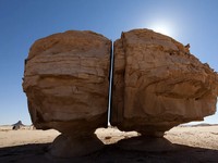 Misteri Batu Terbelah di Arab Saudi Disangka Buatan Alien