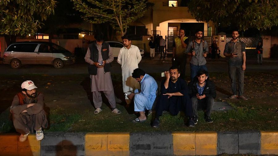 Gempa kuat menguncang Afghanistan bagian Timur, Selasa (21/3/2023) malam waktu setempat. (AP/Naveed Ali)