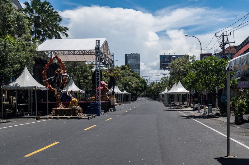 Pecalang Bali berpatroli di luar bandara internasional Ngurah Rai di Badung, Bali. (NurPhoto via Getty Images)