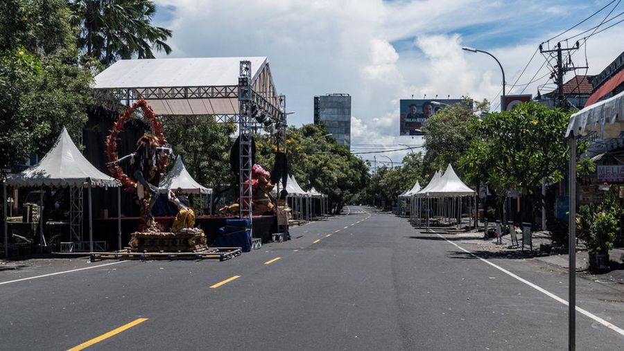 Pecalang Bali berpatroli di luar bandara internasional Ngurah Rai di Badung, Bali. (NurPhoto via Getty Images)