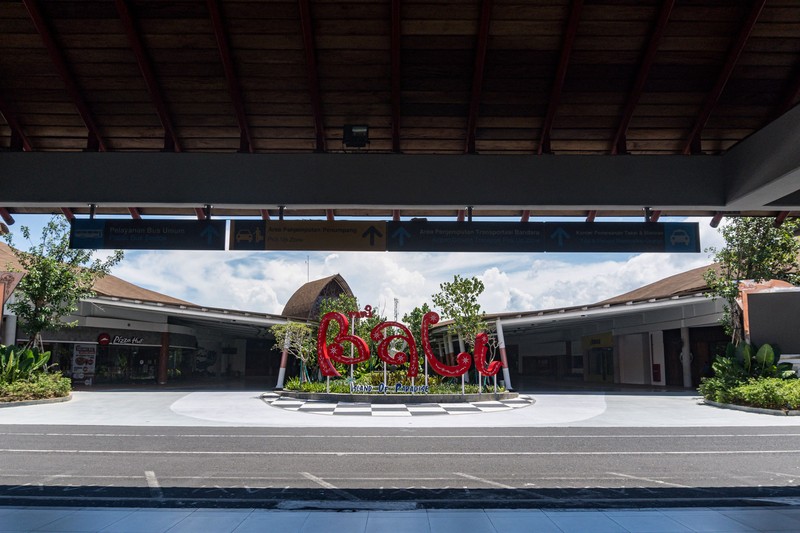 Pecalang Bali berpatroli di luar bandara internasional Ngurah Rai di Badung, Bali. (NurPhoto via Getty Images) Pecalang Bali berpatroli di luar bandara internasional Ngurah Rai di Badung, Bali. (NurPhoto via Getty Images)