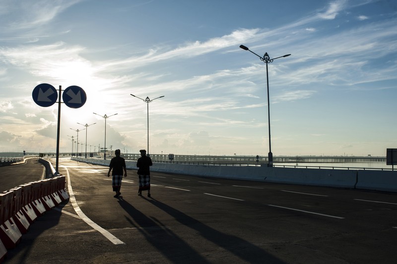 Pecalang Bali berpatroli di luar bandara internasional Ngurah Rai di Badung, Bali. (NurPhoto via Getty Images)