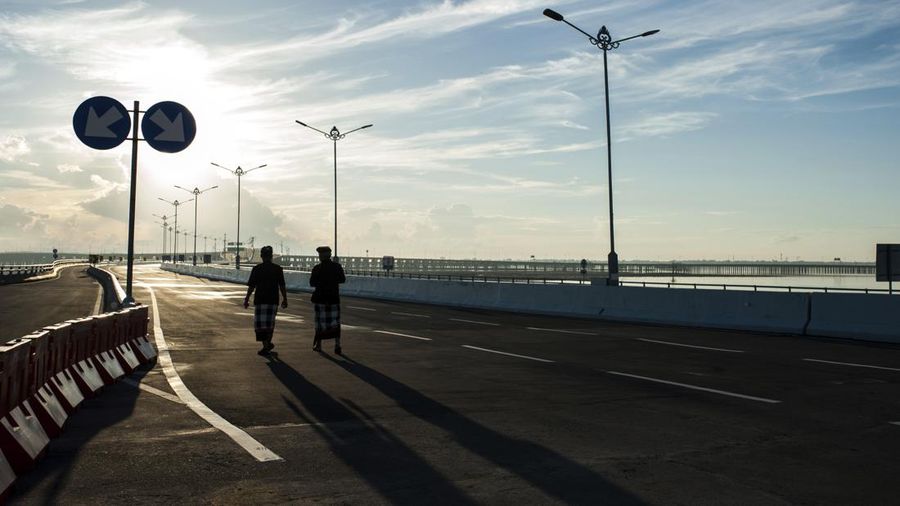 Pecalang Bali berpatroli di luar bandara internasional Ngurah Rai di Badung, Bali. (AP/Fauzy Chaniago)