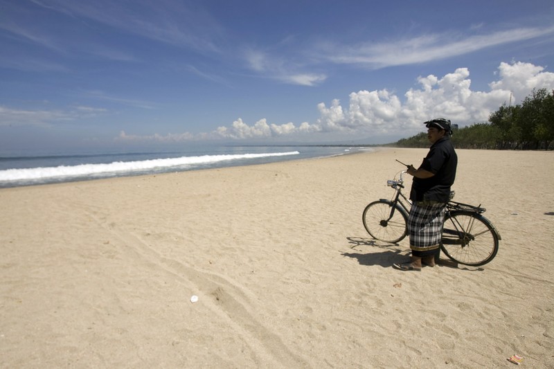 Pecalang Bali berpatroli di luar bandara internasional Ngurah Rai di Badung, Bali. (NurPhoto via Getty Images) Pecalang Bali berpatroli di luar bandara internasional Ngurah Rai di Badung, Bali. (NurPhoto via Getty Images)