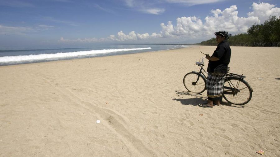 Pecalang Bali berpatroli di luar bandara internasional Ngurah Rai di Badung, Bali. (AP/Firdia Lisnawati)