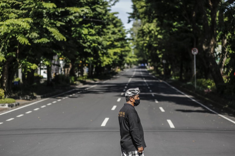 Pecalang Bali berpatroli di luar bandara internasional Ngurah Rai di Badung, Bali. (NurPhoto via Getty Images) Pecalang Bali berpatroli di luar bandara internasional Ngurah Rai di Badung, Bali. (NurPhoto via Getty Images)