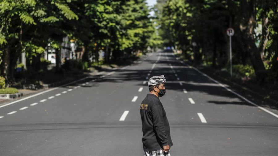 Pecalang Bali berpatroli di luar bandara internasional Ngurah Rai di Badung, Bali. (NurPhoto via Getty Images)
