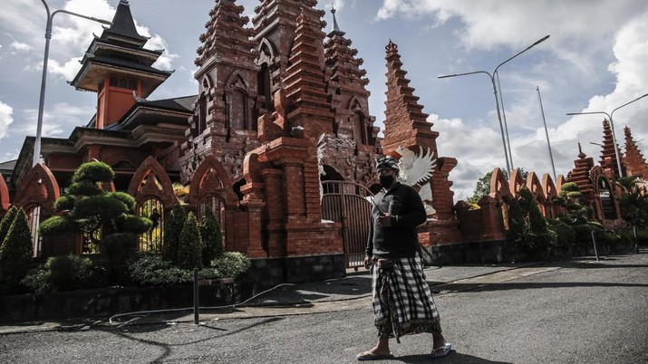 Pecalang Bali berpatroli di luar bandara internasional Ngurah Rai di Badung, Bali. (NurPhoto via Getty Images) Pecalang Bali berpatroli di luar bandara internasional Ngurah Rai di Badung, Bali. (NurPhoto via Getty Images)
