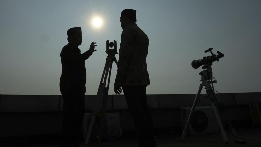 Pengamatan hilal untuk menentukan 1 Ramadhan (AP/Achmad Ibrahim)