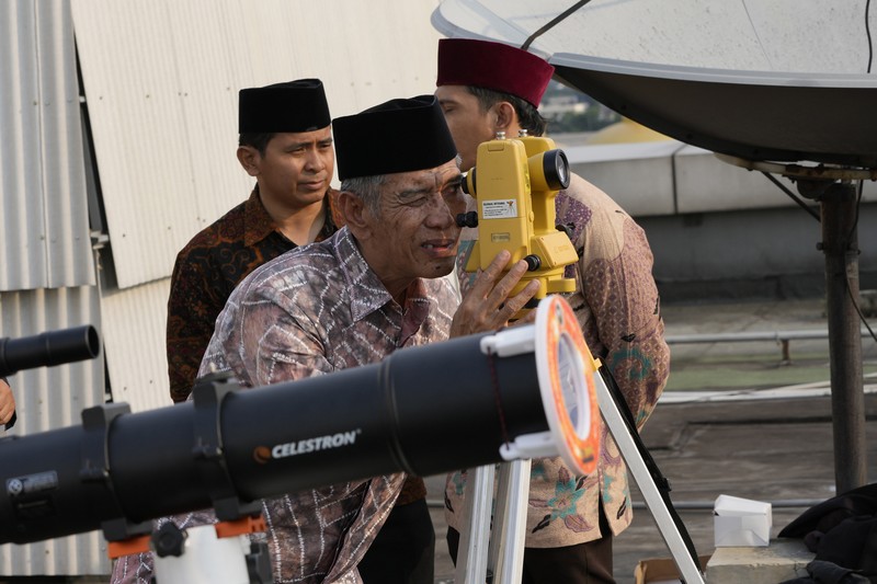 Pengamatan hilal untuk menentukan 1 Ramadhan (AP/Achmad Ibrahim)