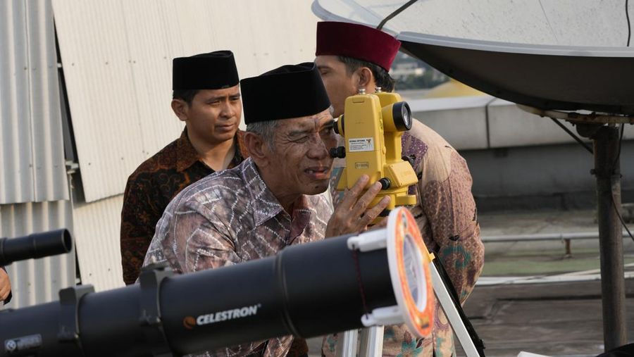 Pengamatan hilal untuk menentukan 1 Ramadhan (AP/Achmad Ibrahim)