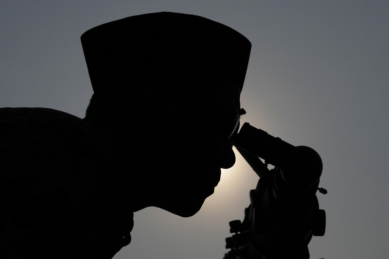 Pengamatan hilal untuk menentukan 1 Ramadhan (AP/Achmad Ibrahim) Pengamatan hilal untuk menentukan 1 Ramadhan (AP/Achmad Ibrahim)