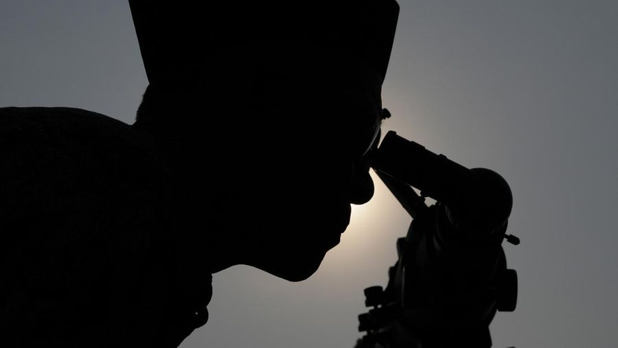 Pengamatan hilal untuk menentukan 1 Ramadhan (AP/Achmad Ibrahim)