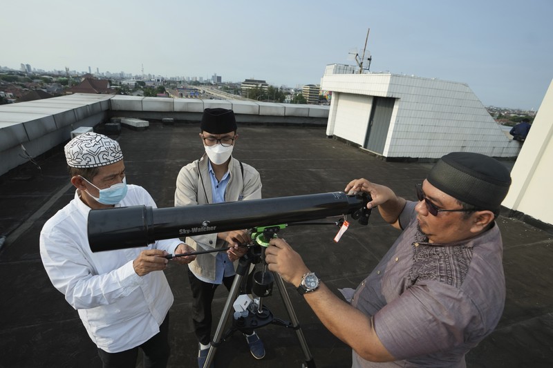 Pengamatan hilal untuk menentukan 1 Ramadhan (AP/Achmad Ibrahim) Pengamatan hilal untuk menentukan 1 Ramadhan (AP/Achmad Ibrahim)