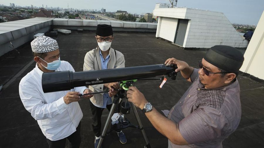Pengamatan hilal untuk menentukan 1 Ramadhan (AP/Achmad Ibrahim)