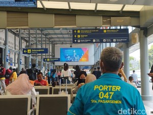 Cerita 25 Tahun Karier Porter Stasiun yang Kadang Dapat 2M
