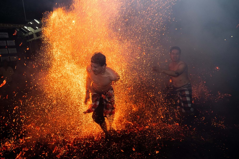 Ritual Perang Api di Ubud Gianyar Bali (Getty Images/Agung Parameswara) Ritual Perang Api di Ubud Gianyar Bali (Getty Images/Agung Parameswara)
