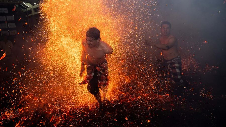 Ritual Perang Api di Ubud Gianyar Bali (Getty Images/Agung Parameswara)