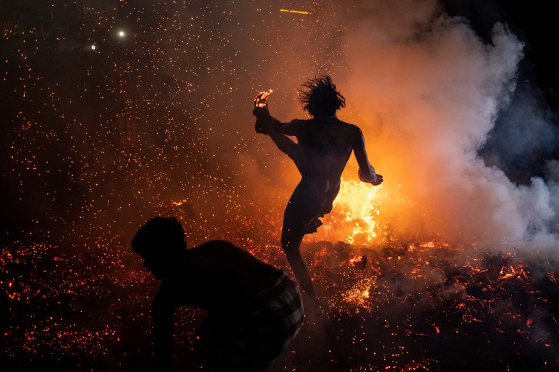 Ritual Perang Api di Ubud Gianyar Bali (Getty Images/Agung Parameswara) Ritual Perang Api di Ubud Gianyar Bali (Getty Images/Agung Parameswara)