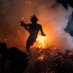 Melihat Umat Hindu Bali Melangsungkan Ritual Perang Api