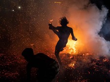Melihat Umat Hindu Bali Melangsungkan Ritual Perang Api