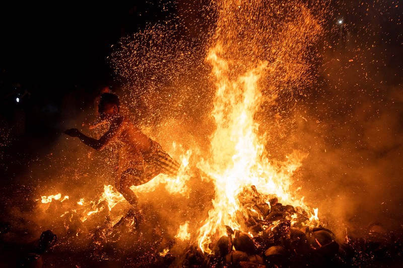 Ritual Perang Api di Ubud Gianyar Bali (Getty Images/Agung Parameswara) Ritual Perang Api di Ubud Gianyar Bali (Getty Images/Agung Parameswara)