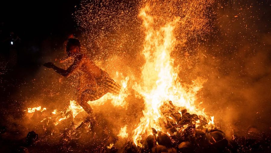 Ritual Perang Api di Ubud Gianyar Bali (Getty Images/Agung Parameswara)