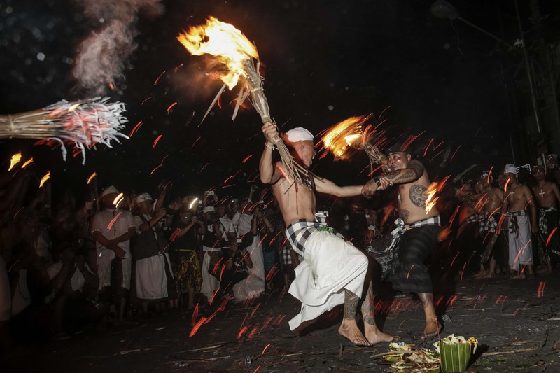 Ritual Perang Api di Ubud Gianyar Bali (Getty Images/Agung Parameswara) Ritual Perang Api di Ubud Gianyar Bali (Getty Images/Agung Parameswara)