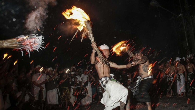 Ritual Perang Api di Ubud Gianyar Bali (Getty Images/Agung Parameswara)