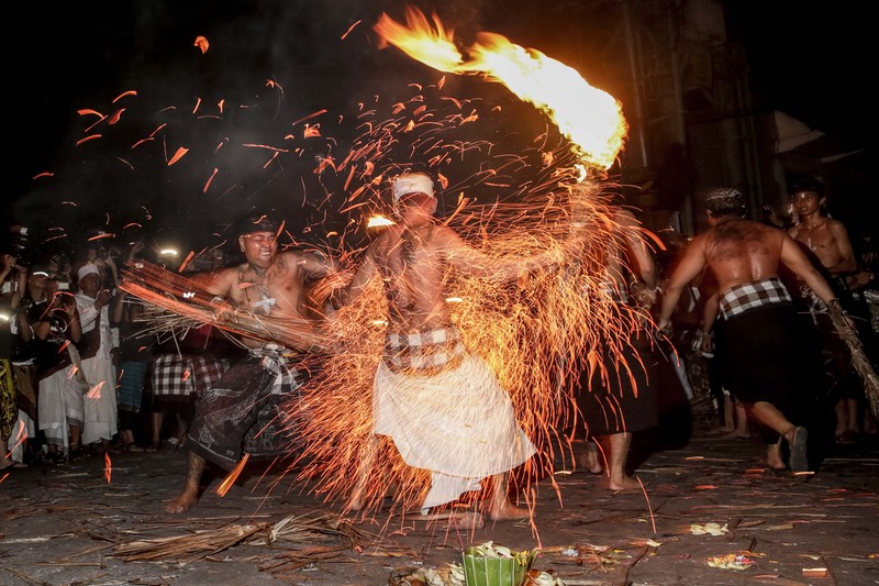 Ritual Perang Api di Ubud Gianyar Bali (Getty Images/Agung Parameswara) Ritual Perang Api di Ubud Gianyar Bali (Getty Images/Agung Parameswara)