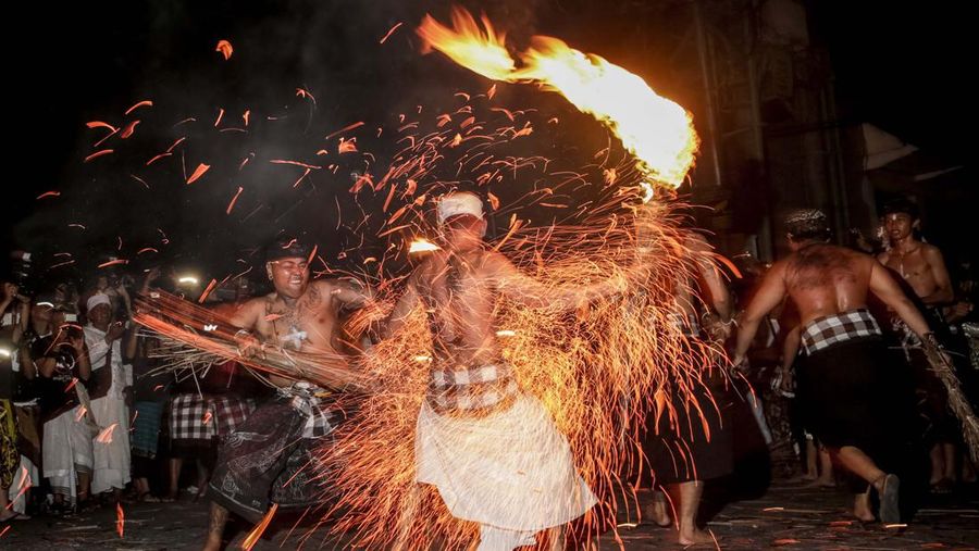 Ritual Perang Api di Ubud Gianyar Bali (Getty Images/Agung Parameswara)