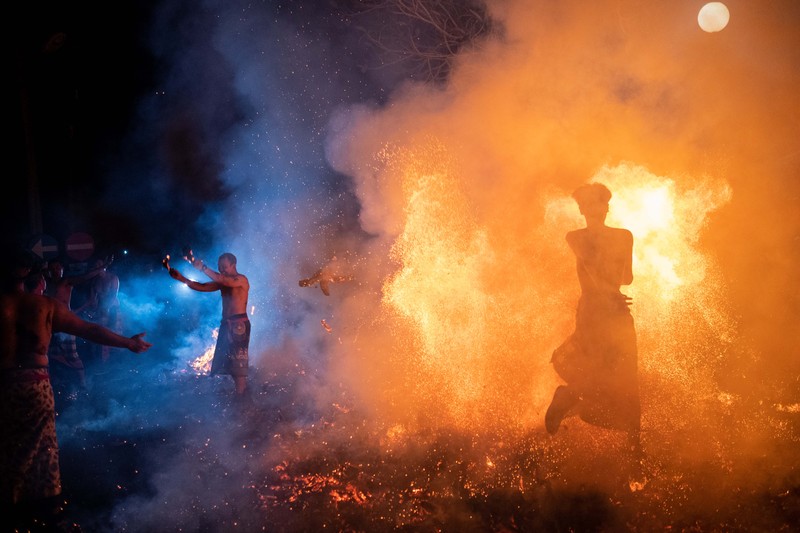 Ritual Perang Api di Ubud Gianyar Bali (Getty Images/Agung Parameswara)