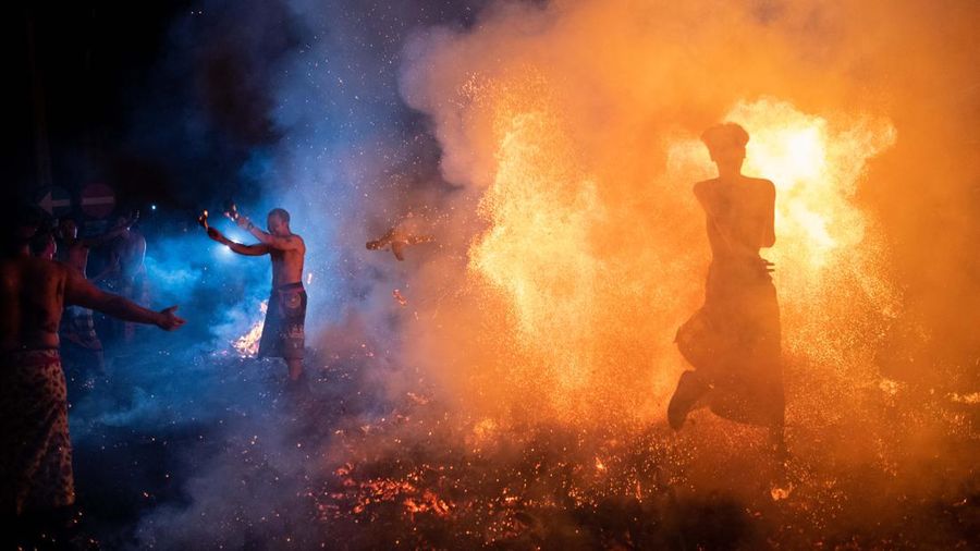 Ritual Perang Api di Ubud Gianyar Bali (Getty Images/Agung Parameswara)