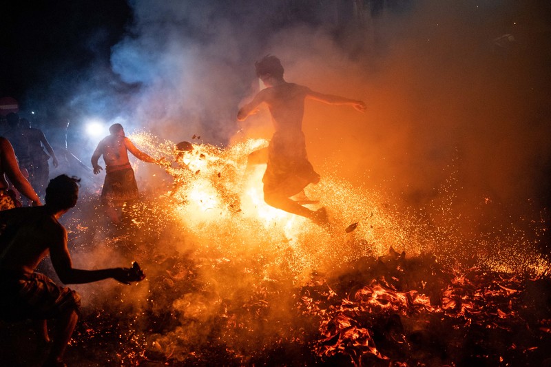 Ritual Perang Api di Ubud Gianyar Bali (Getty Images/Agung Parameswara) Ritual Perang Api di Ubud Gianyar Bali (Getty Images/Agung Parameswara)