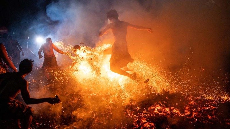 Ritual Perang Api di Ubud Gianyar Bali (Getty Images/Agung Parameswara)