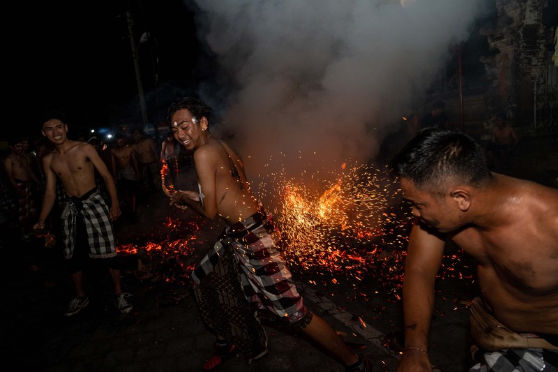 Ritual Perang Api di Ubud Gianyar Bali (Getty Images/Agung Parameswara) Ritual Perang Api di Ubud Gianyar Bali (Getty Images/Agung Parameswara)