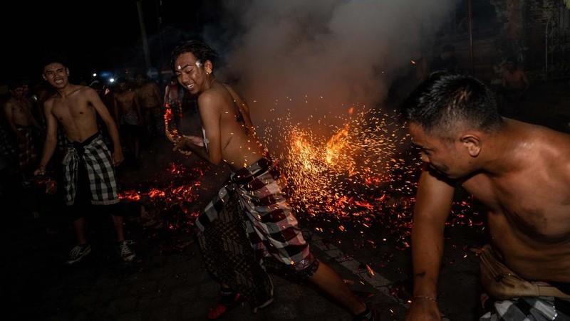 Ritual Perang Api di Ubud Gianyar Bali (Getty Images/Agung Parameswara)