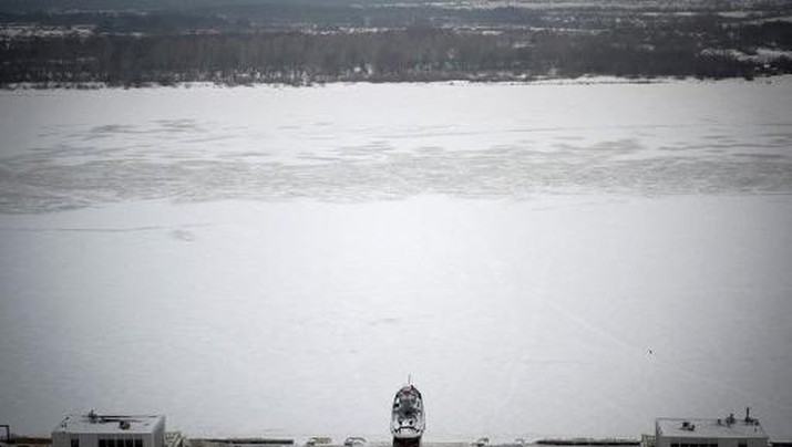 A boat monument sits on an embankment of the Volga river in Nizhny Novgorod on January 31, 2023. (Photo by Natalia KOLESNIKOVA / AFP)