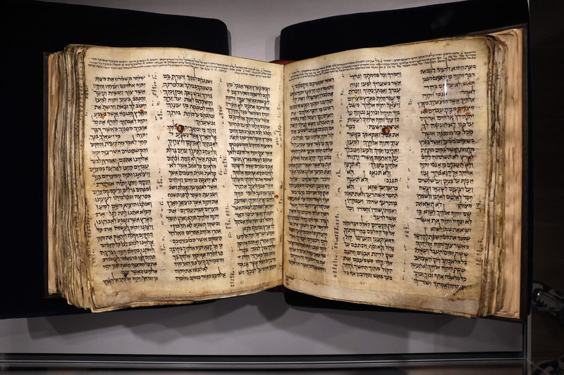 Orang-orang melihat Codex Sassoon, edisi paling awal dari Alkitab Ibrani, pada 22 Maret 2023 di Museum Orang Yahudi ANU di Tel Aviv. - Manuskrip, yang diyakini berusia lebih dari 1.000 tahun, akan dijual di lelang di New York dengan harga sekitar $50 juta. Orang-orang melihat Codex Sassoon, edisi paling awal dari Alkitab Ibrani, pada 22 Maret 2023 di Museum Orang Yahudi ANU di Tel Aviv. - Manuskrip, yang diyakini berusia lebih dari 1.000 tahun, akan dijual di lelang di New York dengan harga sekitar $50 juta. (JACK GUEZ/AFP via Getty Images)