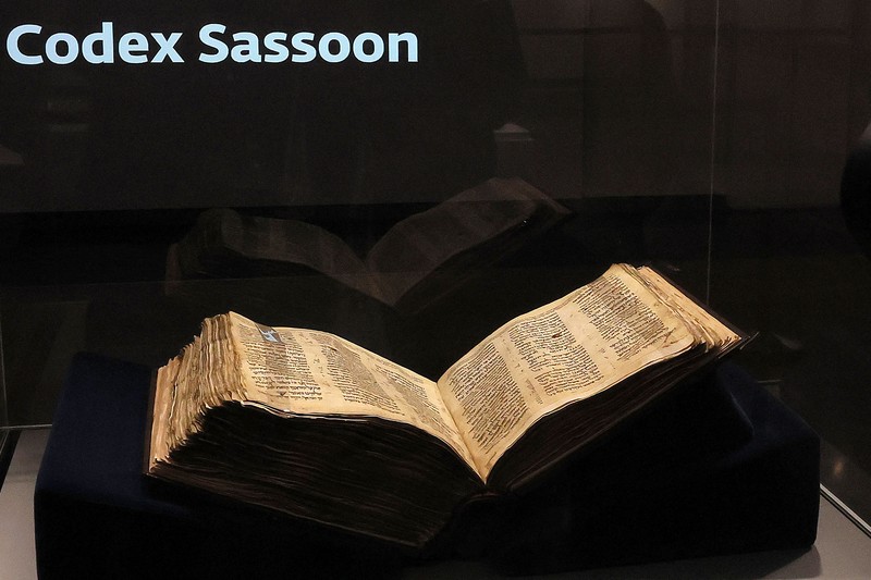 Orang-orang melihat Codex Sassoon, edisi paling awal dari Alkitab Ibrani, pada 22 Maret 2023 di Museum Orang Yahudi ANU di Tel Aviv. - Manuskrip, yang diyakini berusia lebih dari 1.000 tahun, akan dijual di lelang di New York dengan harga sekitar $50 juta. Orang-orang melihat Codex Sassoon, edisi paling awal dari Alkitab Ibrani, pada 22 Maret 2023 di Museum Orang Yahudi ANU di Tel Aviv. - Manuskrip, yang diyakini berusia lebih dari 1.000 tahun, akan dijual di lelang di New York dengan harga sekitar $50 juta. (JACK GUEZ/AFP via Getty Images)