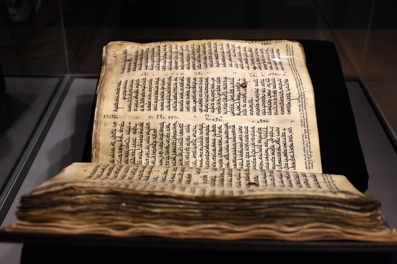 Orang-orang melihat Codex Sassoon, edisi paling awal dari Alkitab Ibrani, pada 22 Maret 2023 di Museum Orang Yahudi ANU di Tel Aviv. - Manuskrip, yang diyakini berusia lebih dari 1.000 tahun, akan dijual di lelang di New York dengan harga sekitar $50 juta. Orang-orang melihat Codex Sassoon, edisi paling awal dari Alkitab Ibrani, pada 22 Maret 2023 di Museum Orang Yahudi ANU di Tel Aviv. - Manuskrip, yang diyakini berusia lebih dari 1.000 tahun, akan dijual di lelang di New York dengan harga sekitar $50 juta. (JACK GUEZ/AFP via Getty Images)
