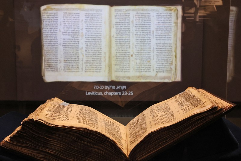 Orang-orang melihat Codex Sassoon, edisi paling awal dari Alkitab Ibrani, pada 22 Maret 2023 di Museum Orang Yahudi ANU di Tel Aviv. - Manuskrip, yang diyakini berusia lebih dari 1.000 tahun, akan dijual di lelang di New York dengan harga sekitar $50 juta. Orang-orang melihat Codex Sassoon, edisi paling awal dari Alkitab Ibrani, pada 22 Maret 2023 di Museum Orang Yahudi ANU di Tel Aviv. - Manuskrip, yang diyakini berusia lebih dari 1.000 tahun, akan dijual di lelang di New York dengan harga sekitar $50 juta. (JACK GUEZ/AFP via Getty Images)
