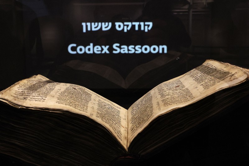 Orang-orang melihat Codex Sassoon, edisi paling awal dari Alkitab Ibrani, pada 22 Maret 2023 di Museum Orang Yahudi ANU di Tel Aviv. - Manuskrip, yang diyakini berusia lebih dari 1.000 tahun, akan dijual di lelang di New York dengan harga sekitar $50 juta. Orang-orang melihat Codex Sassoon, edisi paling awal dari Alkitab Ibrani, pada 22 Maret 2023 di Museum Orang Yahudi ANU di Tel Aviv. - Manuskrip, yang diyakini berusia lebih dari 1.000 tahun, akan dijual di lelang di New York dengan harga sekitar $50 juta. (JACK GUEZ/AFP via Getty Images)