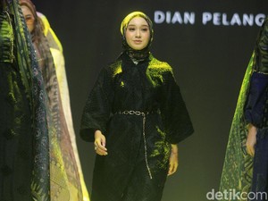 Meski Kerap Ikut Fashion Show, Dian Pelangi Belum Siap Sepenuhnya Comeback